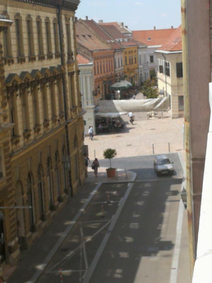 Centrum11 Pecs Bagian luar foto